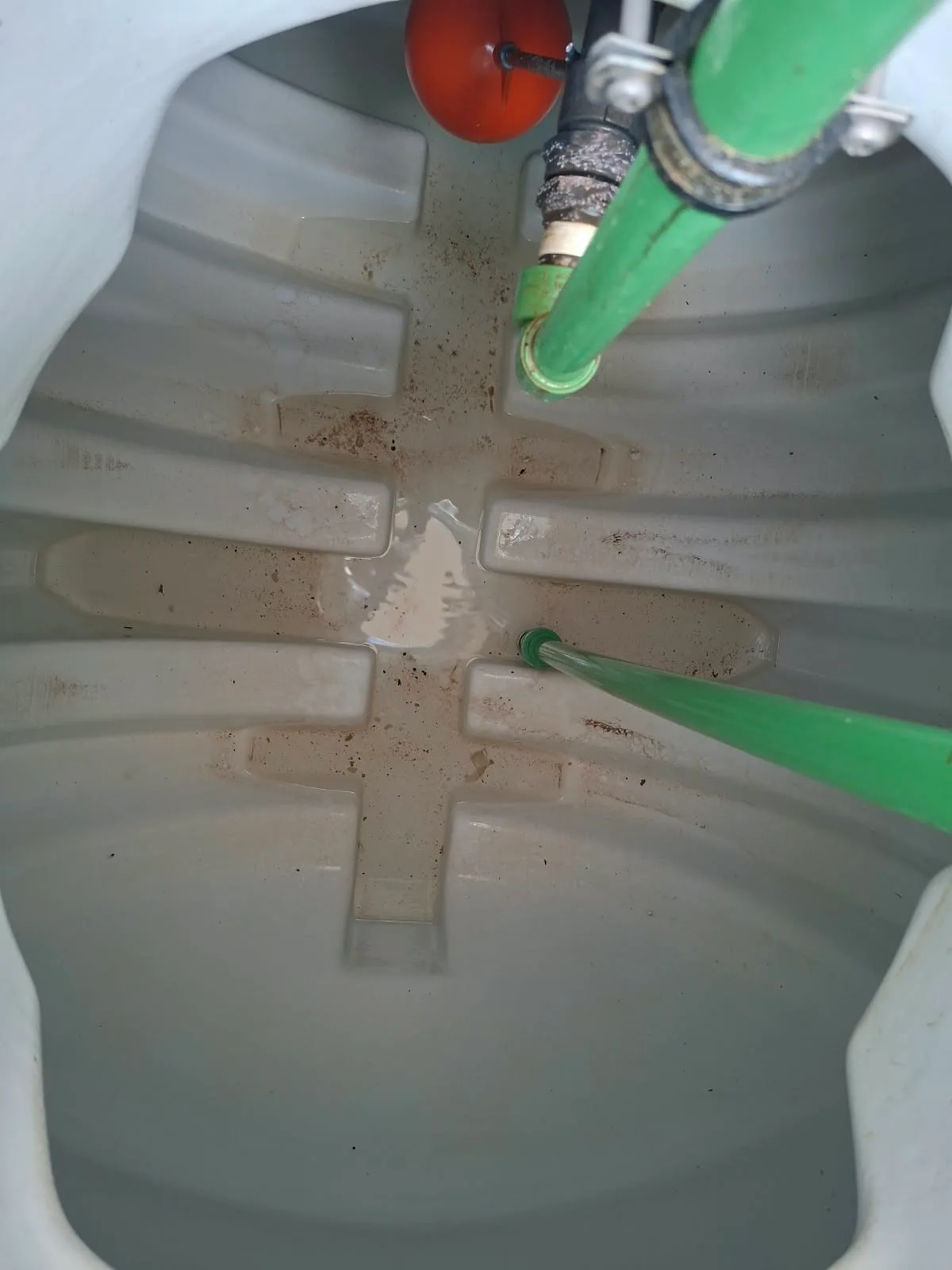 Water Tank Before Cleaning – Arabian Ranches Residential water tank before cleaning in Arabian Ranches Dubai